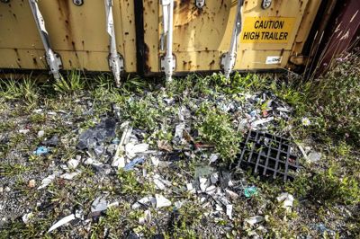 Der er fortsat fyldte containere på pladsen på Fabriksvej, men også en del oprydning af knust elektronikaffald, der er faldet ud af de forskellige opbevaringsenheder. Foto: Tom Laursen
