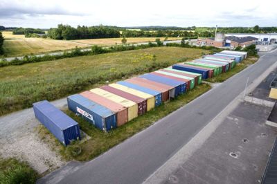 I flere år har plastsække og skibscontainere stået uden godkendelse på Fabriksvej i Bording. Foto: Tom Laursen