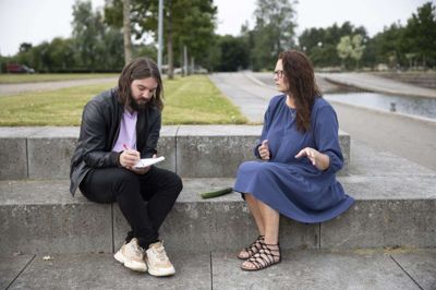 Det behøver ikke at være så svært at tale om sex, hvis det står til sexolog Gitte Poulsen. Og hvis det skal være lidt sjovt - eller der skal en agurk i spil - for at få hul på snakken, så er det helt fint. Hun er i øvrigt ikke selv uden humor. Sexologens telefonnummer slutter nemlig - helt bevidst - på 0606 ... Foto: Malene Tswai