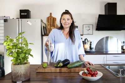 38-årige Maiken Krøjgaard var netop hjemvendt fra ferie, da Folkebladet slog vejen forbi. På ferien i Bulgarien havde hun fået smag for en salat med blandt andet agurk, aubergine og tomater. Den smagte så godt, at hun straks handlede til den, da hun kom hjem. Foto: Tom Laursen