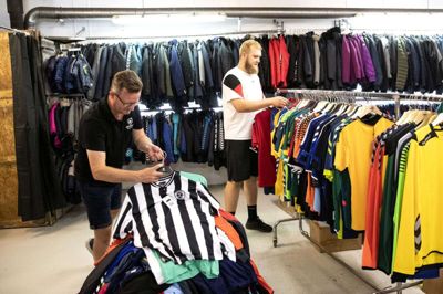 Det er tudehorn og elastikbolde, der er nogle af de store sællerter Henrik Stougaard (t.v.), Emil Hansen og resten af personalet fra Sportigan under Vildbjerg Cup. Foto: Tom Laursen