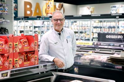 Kaj Graversen har tæt ved et halvt århundredes erfaringer - og erindringer - som slagter og leder i Salling Group. Siden 2011 har han været fast mand i Bilka Herning - først som slagtermester og siden som sektionschef for 100 mand og både slagterafdeling, brød, bistro og grønt. Fredag har han sidste arbejdsdag.