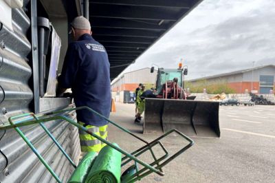 Genbrugspladsen på Mørupvej havde torsdag eftermiddag kun 10 grønne affaldsposer tilbage på lageret. Det betyder, at borgerne først kan få udleveret poser til deres madaffald i uge 33. Indtil da kan man enten låne af naboen - eller bruge almindelige, gennemsigtige poser af tynd plastik. Foto: Bo Lundgaard