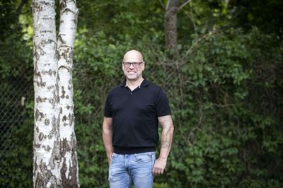 Frank Krogh er leder af daginstitutionen Eventyrhaven i Aulum. Han bor i Vildbjerg, og sommeren holdes hjemme i hans have i år og i et sommerhus i Øster Hurup. Foto: Malene Tswai
