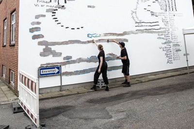 Måske den nysgerrige herningenser allerede har lagt mærke til, at gavlen på Smedegade 6 i Herning er blevet dekoreret. Kunstnerduoen »Lyd Port« har i løbet af den seneste uges tid sat dens præg på gavlen. Foto: Tom Laursen