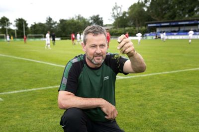 Karsten Paaske er ansvarlig for, at banerne står skarpt, når for eksempel de danske ungdomslandshold kommer til Vildbjerg. Foto: Tom Laursen