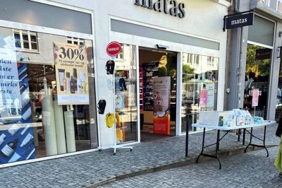 Herning Kommune vil inden længe undersøge, hvor mange mennesker der er kommet til skade på butiksrampen foran Matas i gågaden. Derfor er det vigtigt, at du giver kommunen besked, hvis du er en af dem, argumenterer Anne-Mette Jessen, som i øjeblikket sidder derhjemme med en brækket fod efter et fald på stedet. Foto: Privatfoto