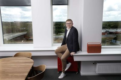 Jakob Gaardsted Petersen, administrerende direktør i Happy & Co og FCM-fan, roser FC Midtjyllands udvikling - også på den pr- og marketingmæssige front. Foto: Henrik Ole Jensen