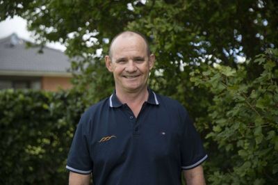 Preben Steffensen, Indehaver Trehøje Velvære:- Det betyder rigtig meget at komme ud og få vist flaget med vores telt oppe på pladsen. Det er uvurderligt reklamemæssigt for både byen, butikkerne og indbyggerne. Det har selvfølgelig også en stor værdi for os markedsførringsmæssigt.Og så synes jeg bare, det er enormt hyggeligt med alle de mennesker omkring i byen. Jeg elsker det. Jeg kan godt lide traditionerne, og det er jo fantastisk, at vi har haft cuppen i så mange år.Foto: Malene Tswai