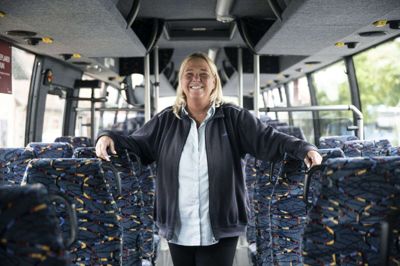 Charlotte Wilken kører normalt turistkørsel. Her foregår det - ligesom til Vildbjerg Cup - nogle gange lidt anderledes end almindelig rutekørsel.- Selvfølgelig er der også stadig regler der, men ofte har kunden jo også en stor indflydelse på, hvordan turen bliver, siger hun. Foto: Malene Tswai