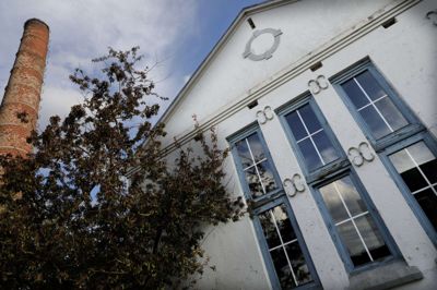 Trods sin historiske værdi og størrelse på 400 kvadratmeter i Bredgade skifter det gamle mejeri i Sdr. Felding foreløbig ikke ejer. Foto: Henrik Ole Jensen