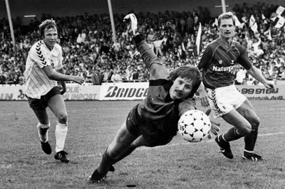 10 år nåede Alex Nielsen som målmand for Vejle Boldklub. Her ses han i fuld længde for at afværge et forsøg fra AGF-spilleren Lars Lundkvist i 1985.Foto: Erik Jepsen/Ritzau Scanpix