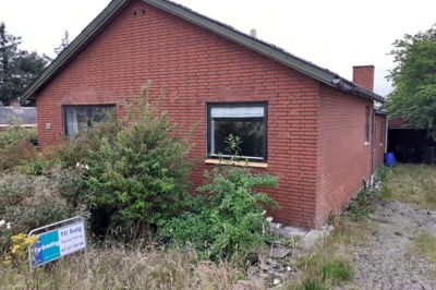 Skjernvej 52 ved Fiskbæk syd for Videbæk er det billigste hus på markedet lige nu i den østlige del af Ringkøbing-Skjern Kommune. Det 69 kvadratmeter store hus fra 1950 kan købes for 295.000 kroner. Det har været til salg i ni måneder. Foto: Jesper Wind