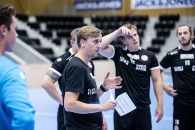 Cheftræner Mads Hjortshøj taler med sine spillere under opstartstræningen, som blev indledt i denne uge. Oprykkerne fra HCM vil ikke nøjes med at gå efter overlevelse i ligaen, lyder meldingen. Foto: Tom Laursen