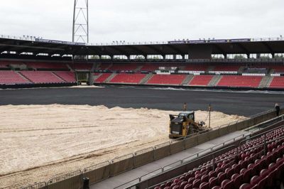 I alt 2700 ton specialsand blev onsdag kørt ind på MCH Arena, som under VM bliver hovedarenaen for konkurrencerne. Foto: Malene Tswai