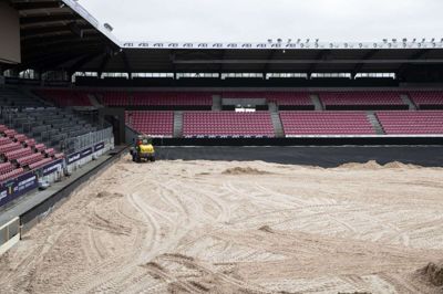 2700 ton svensk specialsand blev onsdag kørt ind på MCH Arena, der under VM i Ridesport har skiftet navn til Stutteri Ask Stadium. Foto: Malene Tswai