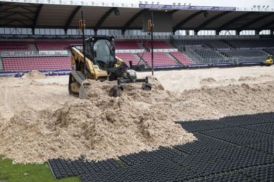 Der er blevet kørt omkring 3000 ton specialsand ind på MCH Arena - og tusindvis ton sand yderligere til resten af området. Foto: Malene Tswai