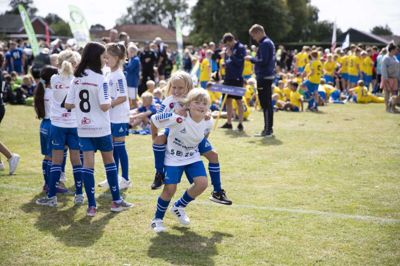 Alle holdene gik torsdag på banen, og holdkammeraterne var heldigvis glade for hinanden. Foto: Malene Tswai