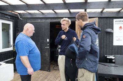 Søren Pedersen er sammen med en beboer fra bostedet Skovlyset mødt op i klubhuset hos Herning Vandski & Wakeboard Klub for at prøve kræfter med projektet »Parat på Vand, som firmaet Blue Spirit står for. Instruktørerne Jacob Lassen og Robert Rohvedder står klar med kyndig og motiverende vejledning. Foto: Malene Tswai