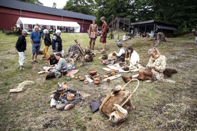 Husvilde stenalderfolk får et par dages ophold i fortiden på Klosterlund Museum. Efter årtier på bopladsen på Hjerl Hede er de nu blevet smidt på porten. Foto: Tom Laursen