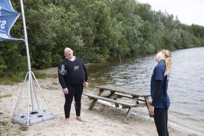 Søren Pedersen fra bostedet Skovlyset varmer op sammen med fysioterapeut Pernille Sparre, inden han vover sig ud på en af Knudmosesøerne. Foto: Malene Tswai