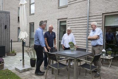 Jens Maul, Hans Engelbredt, Gerda Engelbredt og Svend Erik Søgaard bor alle i »den lille blok« på Trøstrup Vænge. Foto: Malene Tswai
