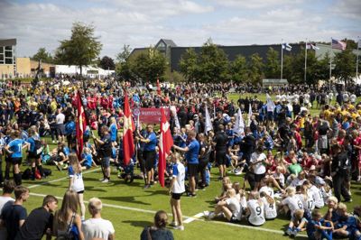 Indmarchen til Vildbjerg Cup 2022 bød på masser af glade spillere. I år kommer der endnu flere. Foto: Malene Tswai