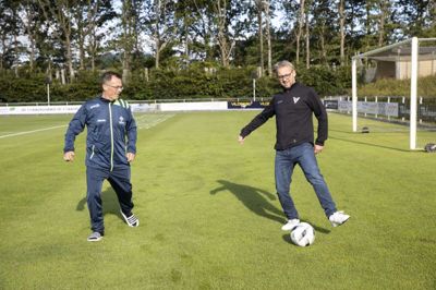 De er måske ikke helt så hurtigt, som de var i 1984, men lidt fodbold er der da stadigvæk tilbage i Patrick Dedieu (t.v.) og Klaus S. Andersen. Foto: Malene Tswai