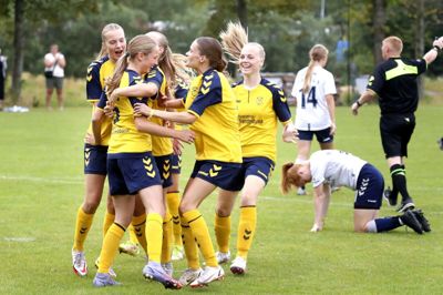 Søndag formiddag spillede Vildbjerg SF’s U18-kvindehold finale mod AGF. De lokale helte hev en sikker 3-0-sejr hjem. Foto: Tom Laursen