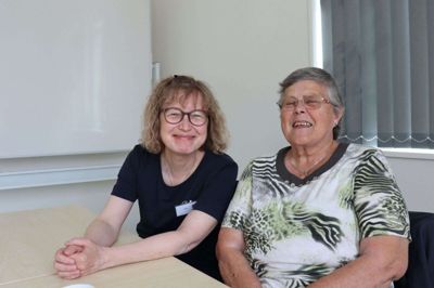 Jytte Hansen (t.v.) og Anna Andersen arbejder på Engparken i Brande - sidstnævnte som frivillig. Hun kan godt være i tvivl om fremtiden på dette punkt. - Gad vide, om der kommer nye frivillige; om den yngre generation også kommer. De har jo tilbud nok, mener Anna Andersen. Hun arbejdede mange år som pædagog. - Det har selvfølgelig ikke skadet. Men alle kan gøre det. Det er lysten til det, det handler om. Foto: Michael Holmgaard Christiansen
