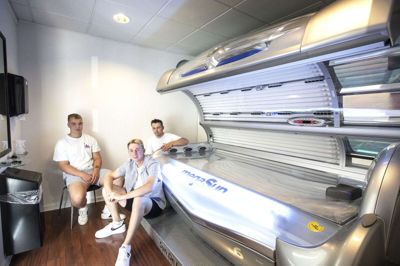 Der er kommet nye rør i de store solarier i solcentret. Det håber - fra venstre - Frederik Kjeldsteen, Krøj Dalgaard og Emil Lund vil trække nogle flere kunder til. Foto: Tom Laursen