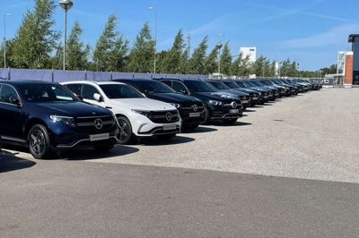 Hessel-koncernen nåede selv at tage dette foto af bilerne, inden de blev sendt videre til shuttlekørsel af VIP-gæster under VM i Ridesport. Foto: PR-foto