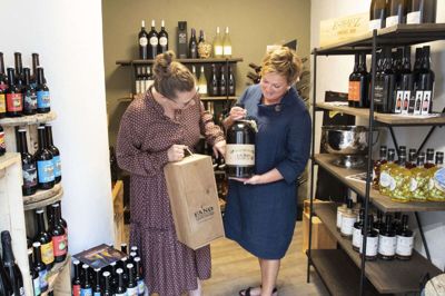 Line Søgaard Johansen og Annika Bohmann Olesen åbner torsdag ny butik med fokus på Specialiteter, Livsstil & Hygge på hjørnet af Bredgade og Bryggergade. Navnet er Al-Ting, A for Annika og L for Line - og man kan næsten få alting i butikken. Her er det Rom fra Fanø Rom, de viser frem. - Det er jo VM, og så må man godt give den gas, siger Annika Bohmann Olesen. Foto: Tom Laursen