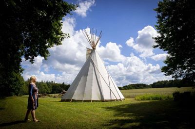 På en græsslette udenfor Silkeborg har Lise Lotte Frank slået sig ned i denne tipi, som hun har købt. - Jeg har sagt farvel til den hverdag, jeg før havde i en fin lejlighed og med egen virksomhed. Jeg kunne ikke ønske mig at bo andre steder lige nu, siger hun.
