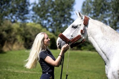 Sara Stokholm Larsen er en glad amatørrytter, der har kvalificeret sig til at stille op ved VM-arrangementet i Herning. Foto: Tom Laursen