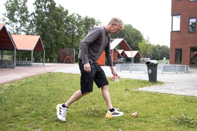 Brian Agerholm bor i Silkeborg, men han gik selv i skole på Hammerum Skole, inden han skulle skifte til »hade-skolen« i Gjellerup. - Man kunne godt mærke, at der var lidt Hammerum-Gjellerup-krig dengang, men jeg tror, det er blevet mindre med den nye skole, siger den tekniske serviceleder, der har været pedel i ni år. Foto: Tom Laursen