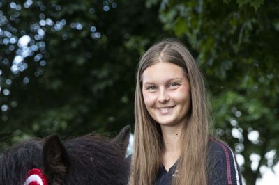 Fjövi skal pyntes godt op, når det er tid til billeder. Til stævner er det Birgittes Bling, der sørger for, at hesten er flottest muligt. Foto: Tom Laursen