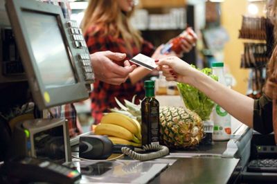 Det er ikke altid, kontakten mellem kunder og butiksansatte går gnidningsfrit. Fire ud af fem butiksansatte har prøvet at blive skældt ud. Foto: Colourbox