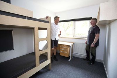 Fra det nye skoleår opgraderes elevtallet på Hestlund Efterskole fra 85 til 95 elever. Derfor er forstanderboligen taget i brug til elevværelser. Her ses forstander Lars Hansen (t.v.) og pedel Henrik Friis Thomsen på et af de nyindrettede værelser. Foto: Tom Laursen