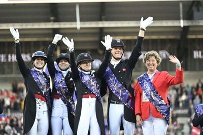 Stor dansk jubel på podiet på MCH Arena. Det danske dressurlandshold sikrede sig en stor hjemmebanetriumf, da holdet tog guldet i Herning. Holdet består af Nanna Merrald Rasmussen, Carina Cassøe Krüth, Daniel Bachmann Andersen samt Cathrine Laudrup-Dufour. Foto: Ritzau Scanpix