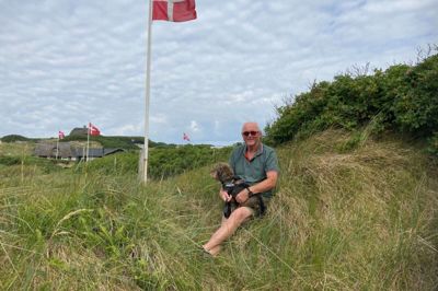 Søren Green - her med hunden Karlo - holder af den rå natur ved Søndervig, hvor han har sommerhus. Foto: Privatfoto