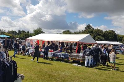 Der var solskin over pladsen, da der lørdag var sommerfest i Drantum. Dog drillede regnbygerne indimellem de fremmødte kræmmere, som desværre ikke var mødt så talstærkt op som tidligere år. Foto: Thomas Vang Nielsen