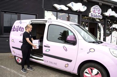 Lea Larsen (på billedet) har fået selvtilliden tilbage hos Slikbilen - blandt andet ved at være virksomhedens ansigt over for kunderne, når hun kører slikbilen. Foto: Tom Laursen