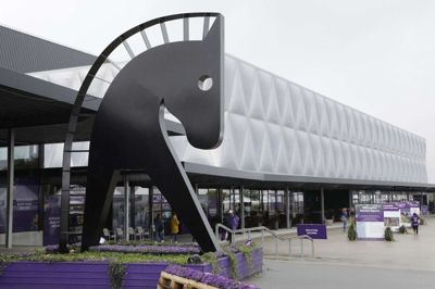 Her står den så den fire gange fem meter store hest af stål, som Herning Trapper & Kleinsmedie har skabt, og art director fra designvirksomheden Sprøt, Linda Havmøller Baunsgaard, har designet. Solidt plantet med sine 1500 kilo ved indgangen til VM i Ridesport. Foto: Henrik Ole Jensen