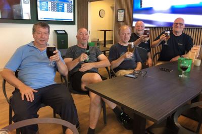 Der er blevet skålet et par gange siden gevinsten i sidste weekend. Her er det inde fra spillecaféen Fifty, hvor vinderne ofte kommer.