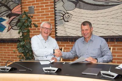 Brian Bech Nielsen, rektor ved Aarhus Universitet ses her sammen med borgmester Ib Lauritsen ved underskrivelsen af samarbejdsaftalen mellem universitetet og Ikast-Brande Kommune. Foto: Pr-foto