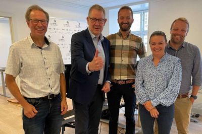 Poul Nyrup Rasmussen, formand for Euroskills 2025 I/S, og direktør, Henrik Kjeldsen, flankeret af de tre nye medarbejdere på sekretariatet i København: Claus Christiansen (t.v.), Maja Søndergaard Eg og Christian Corlin (t.h.). Foto: PR-foto
