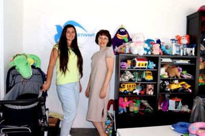 Svitlana Poltavets og Malyna Davydiuk er flygtet fra krigens rædsler i Ukraine, men de er også blandt de frivillige, der i et par måneder har passet den lille butik på Møllegade, hvor deres landmænd gratis har haft mulighed for at finde, hvad de har manglet. Butikken er nu lejet ud, og flygtningene er tvunget til at flytte. Kan nogen mon hjælpe med at finde et nyt sted?, lyder det håbefuldt fra de to meget taknemmelige kvinder. Foto: Laila Kempel