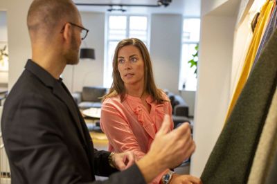 Susanne Jul Jakobsen er ny produktdirektør i Boconcept, og det glæder Herning-firmaets direktør Mikael Kruse Jensen. Foto: PR-Foto