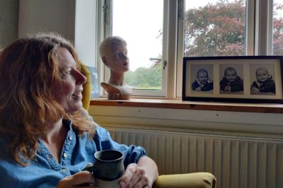 Lone Engsig Hvam er selvlært musikterapeut. Glæden ved at møde og oplive et andet menneske gennem musikken er blevet mere end et arbejde og en indkomstmulighed. Det er blevet et livværk for den kreative sjæl, der bor lidt uden for Spjald. Foto: Jens Kristian Lynderup